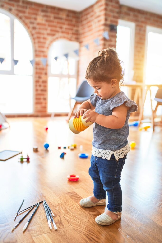 Kind beim Spielen im Kindergarten